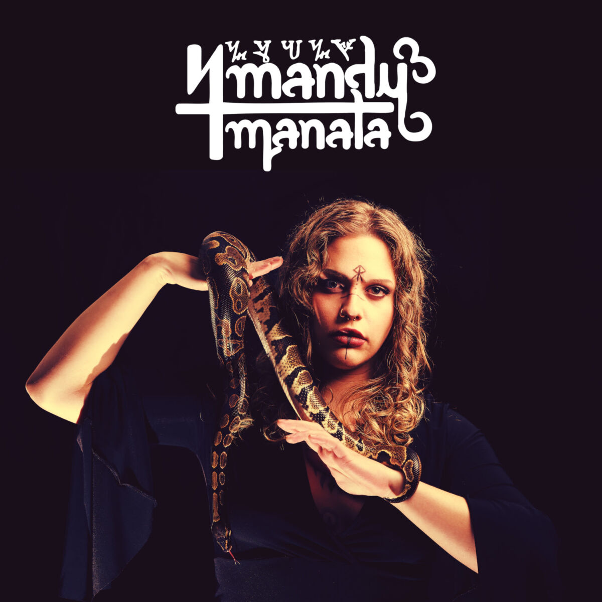 MANDY MANALA revela todos los detalles de su álbum y comparte un nuevo vídeo