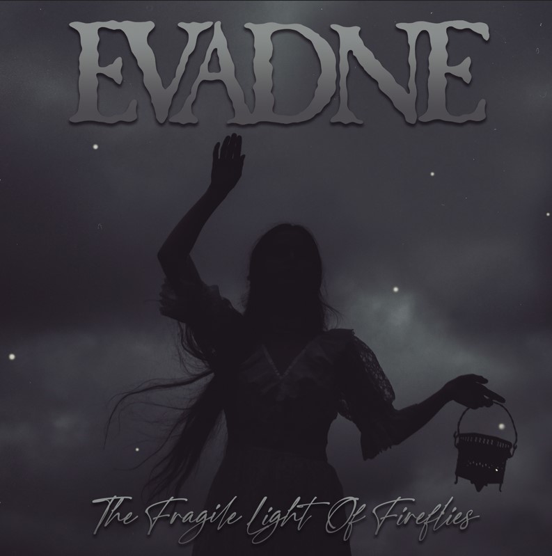 EVADNE presenta The Fragile Light Of Fireflies, una íntima travesía acústica hacia la melancolía y la belleza efímera