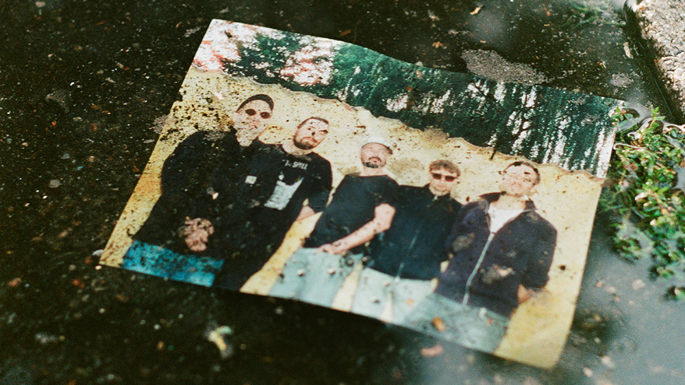 DECORATE. DECORATE. publican hoy su nuevo álbum "Swerve of Atoms"