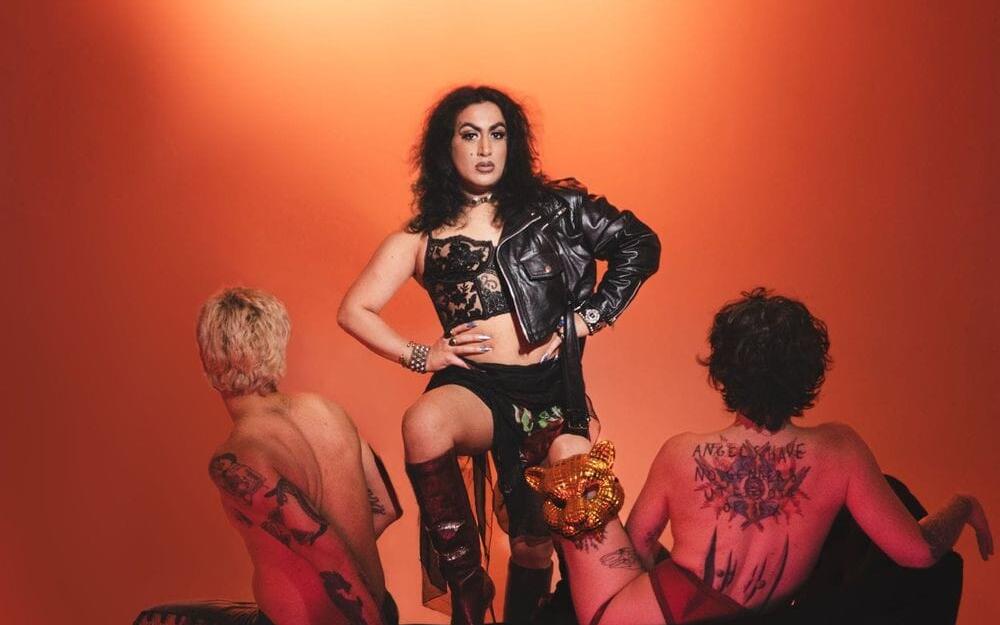 BUSTIÉ fusionan electro, acid y punk en “THROB”, disponible el 22 de mayo