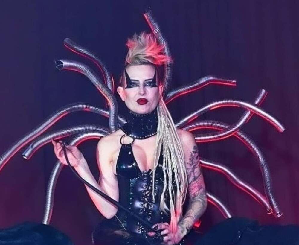 I YA TOYAH explora el lado más oscuro del ego con su nuevo single "Apology"