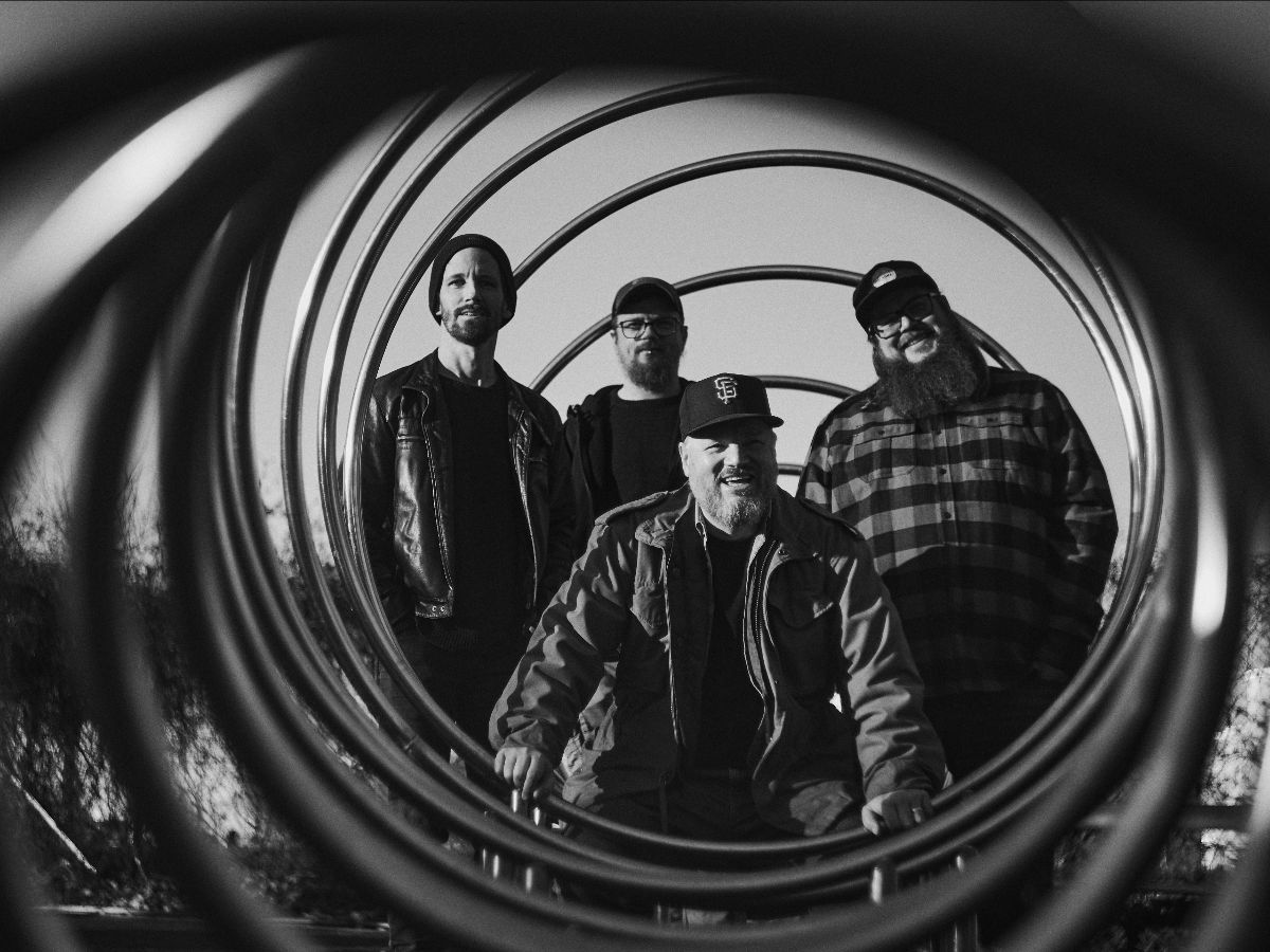 DOZER recupera tres décadas de riffs y fuzz con "Reflect to Rewind: A Rarities Collection"